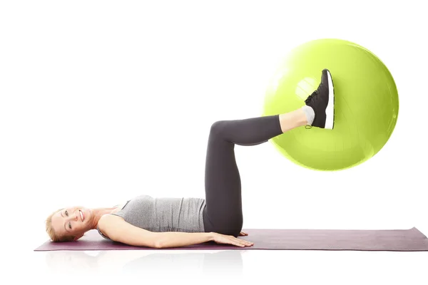 Mujer haciendo abdominales —  Fotos de Stock