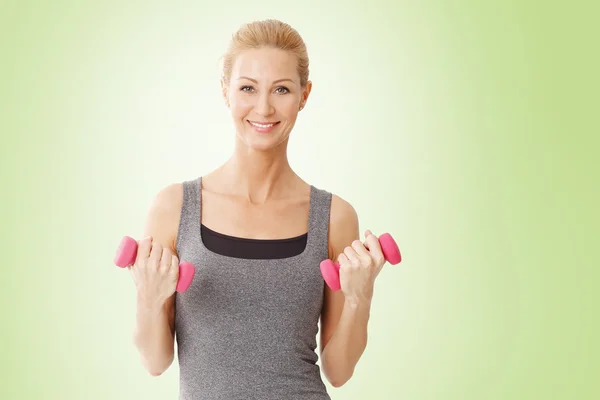 Vrouw aan het trainen met gewichten — Stockfoto