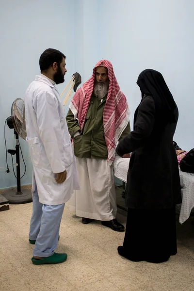 가자 지구: 팔레스타인 어린이 구호 기금 의사들이 심장병이 있는 어린이들을 방문하여 수술하고 있다 — 스톡 사진