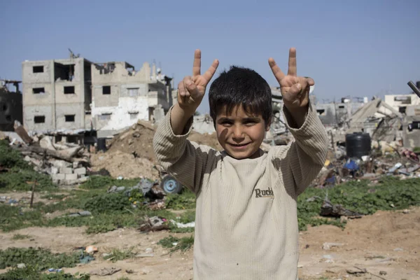 Сектор Газа, діти бавляться і живуть на вулиці серед уламків після бомбардування. — стокове фото