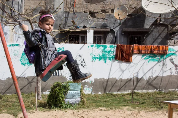 Сектор Газа, місто Газа: деякі школи досі відкриті і діють, незважаючи на війну і труднощі. — стокове фото