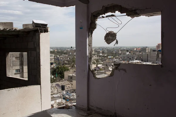 가자 지구, 가자 시티: 여자 아이들의 침실이 대포에 맞아 다리가 부러졌다 — 스톡 사진