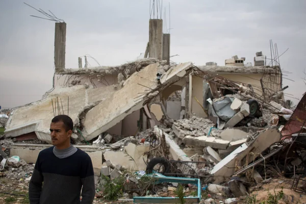 Faixa de Gaza, casas destruídas por bombardeios israelenses em torno de Khan Yunis — Fotografia de Stock