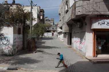Gazze Şeridi, bombalamalardan sonra çocuklar sokaklarda oynayıp, orada yaşıyor.