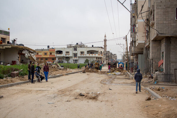 Сектор Газа, дети играют и живут на улице среди обломков после взрывов