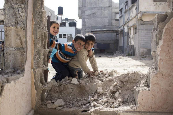Сектор Газа, діти бавляться і живуть на вулиці серед уламків після бомбардування. — стокове фото