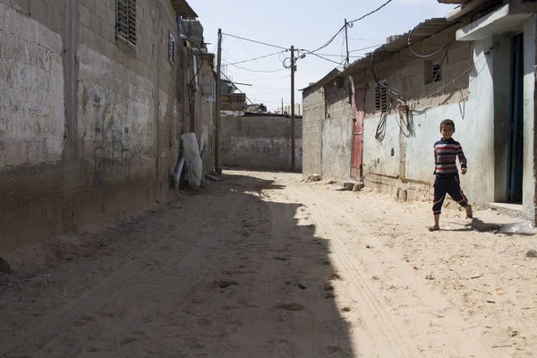 Gazastrook, kinderen spelen en leven op straat te midden van het puin na de bombardementen — Stockfoto