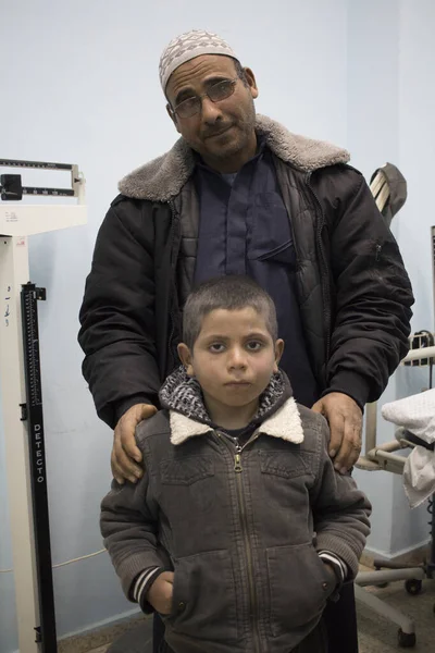 Strefa Gazy: dzieci oczekujące na badanie przez lekarzy z Palestyńskiego Funduszu Pomocy Dzieciom — Zdjęcie stockowe