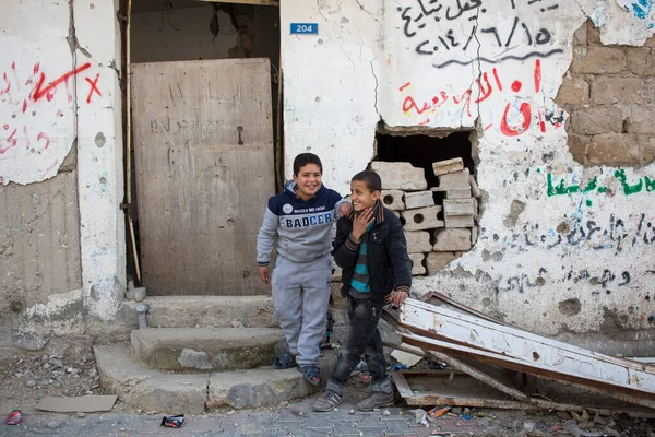 Strefa Gazy, dzieci bawią się i żyją na ulicy pośród gruzów po zamachach bombowych — Zdjęcie stockowe