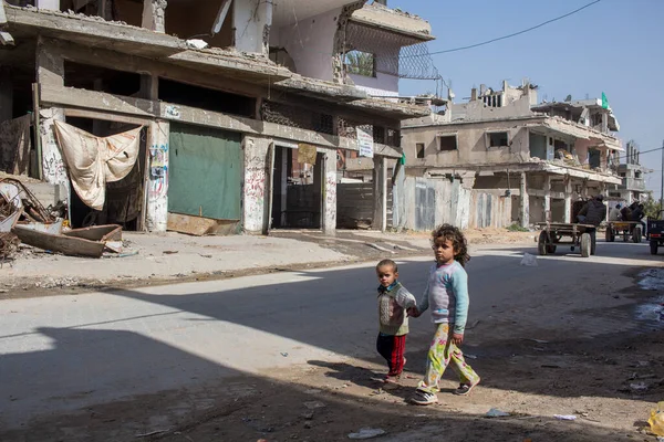Gázai övezet, gyerekek játszanak és élnek az utcán a romok között a bombázások után. — Stock Fotó