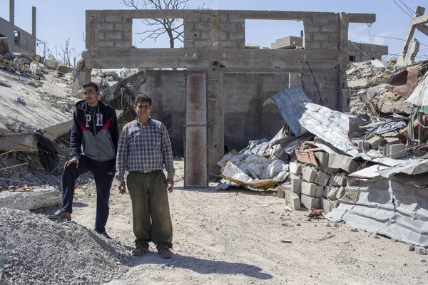 가자 지구, 베이트 라히아: 아버지 와아들은 폭격 당한 집의 폐허에서 철과 여러 가지 자재를 되찾는다 — 스톡 사진