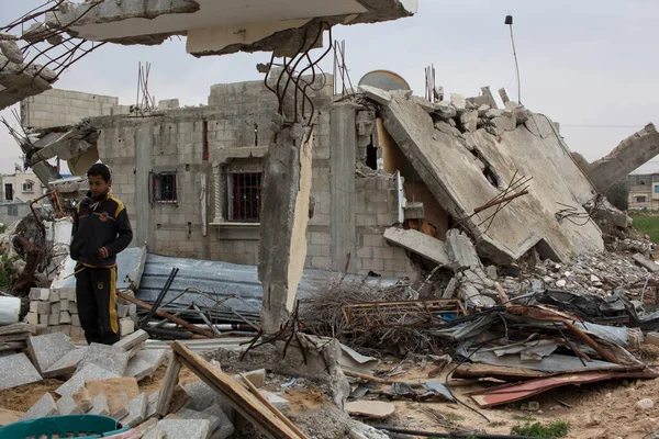 Faixa de Gaza, casas destruídas por bombardeios israelenses em torno de Khan Yunis Imagens Royalty-Free