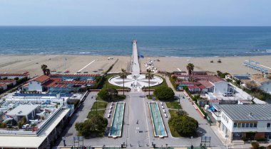 Veduta aerea della spiaggia ancora  vuota a primavera ed il Pontile