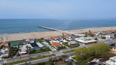 Veduta aerea della spiaggia ancora  vuota a primavera ed il Pontile