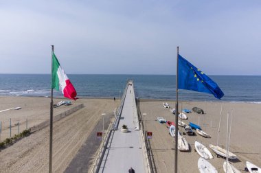 Veduta aerea della spiaggia ancora  vuota a primavera ed il Pontile