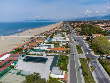Veduta aerea del viale a mare, con la spiaggia ancora vuota a primavera ed Pontile