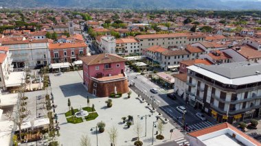 Veduta aerea di Piazza Garibaldi, con il Fortino simbolo della citt e le Alpi Apuane sullo sfondo