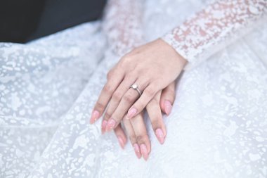 Sevgililer Günü konsepti için gelinin elleri yüzük parmağında yüzük takıyor.
