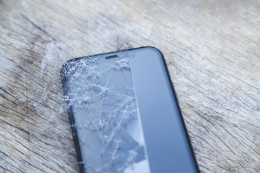 Eski bozuk akıllı telefon günlük hayatta yeni bir telefona dönüşürken ekranı korur.