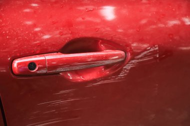 Günlük hayatın kullanımında kaza sonucu araba yüzeyinde çöken renk