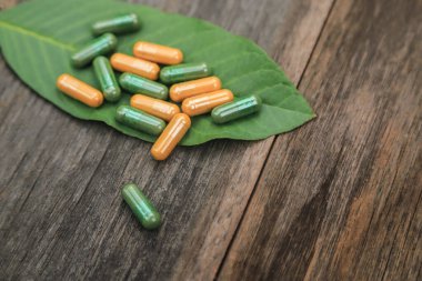 Şifalı bitkilerden yeşil kapsüller, günlük hayatta sağlıklı beslenmek için bitkisel yapraklarla yapılır.