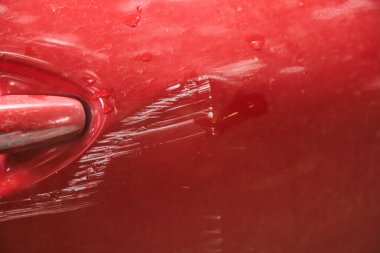 Günlük hayatın kullanımında kaza sonucu araba yüzeyinde çöken renk