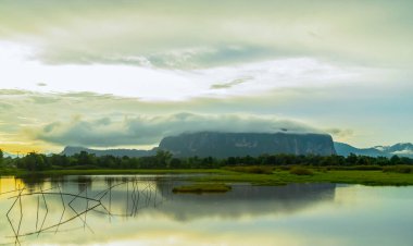 Phuphaman, Khonkaen, Tayland 'ın doğa suyu ile dağ manzarası