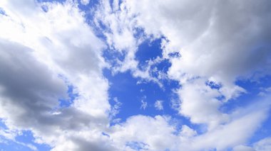 Gün ortasında, doğal içerik düzenlemesi yapmak için taze bulutlu bir hava.