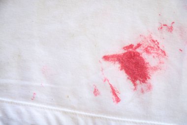 Günlük yaşam aktivitelerinde kalem kullanmaktan dolayı çantanın üzerindeki kirli kırmızı leke. Temizlik konsepti için kirli lekeler.