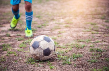 Eski futbol sahasında bulanık bir çocuk koşuyor. Boş zamanlarında sağlık için oynamaya git.