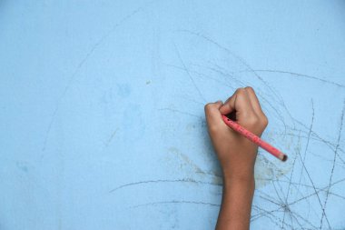 Temizlik fikri için pislik içinde oynayan bir sürü çocuğun kirli lekesiyle çocuk eli. Temizlik için yaşam lekeleri.