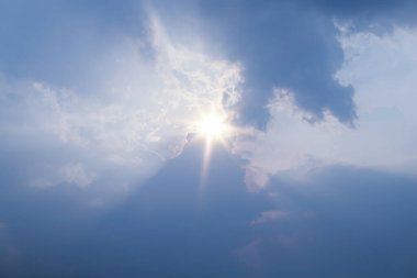 Bulutlu bir gökyüzü ve gün ortasında ışıldayan bir ışık. Doğa düzenleme hakkında içerik oluşturmak için resim.
