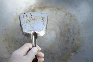 Temizlik konsepti için yemek lekesiyle el ele tutuşmak. Temiz fikir için günlük yaşamda kirli leke