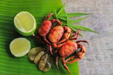 Tayland 'da yengeç akıntısı ve limonlu Tayland yemeği.