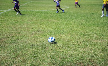 Çocukların oyun oynadığı futbol sahasında topa odaklan.
