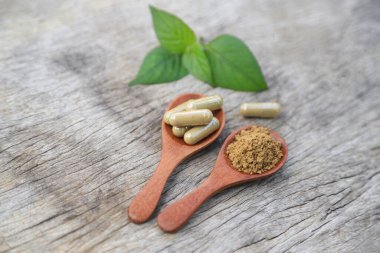 Alternatif bitkisel ilaçlar sağlıklı beslenmek için organik özüttür. İyi bir yaşam için sağlıklı besin.