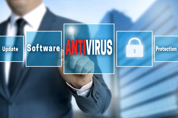 La pantalla táctil antivirus es operada por un hombre de negocios — Foto de Stock