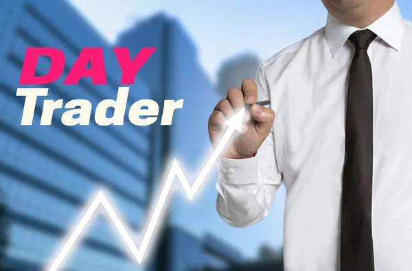 Daytrader drar marknadspriset på pekskärm — Stockfoto