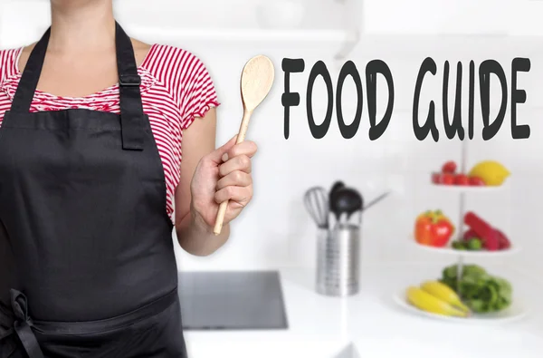 Guía de alimentos cocinero sosteniendo concepto de fondo cuchara de madera —  Fotos de Stock