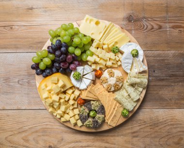 Ahşap bir masa üzerine Peynir tabağı varyasyon