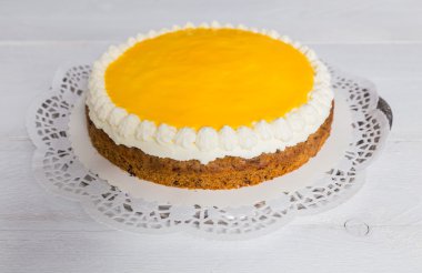 Beyaz ahşap üzerine Advocaat kek