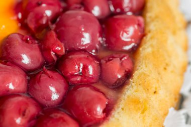 meyveli kek kiraz ve ahşap üzerine mandalina ile