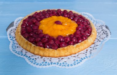 meyveli kek kiraz ve mavi ahşap üzerine mandalina ile