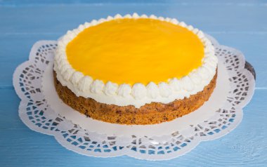 Mavi ahşap üzerine Advocaat kek