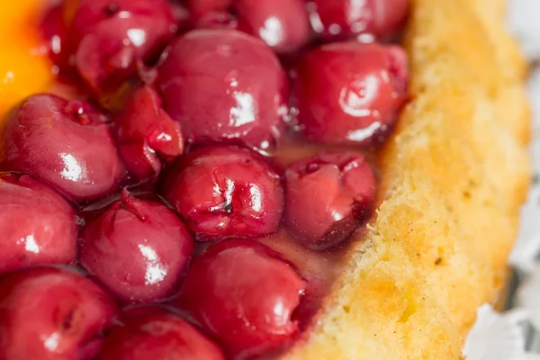 meyveli kek kiraz ve ahşap üzerine mandalina ile