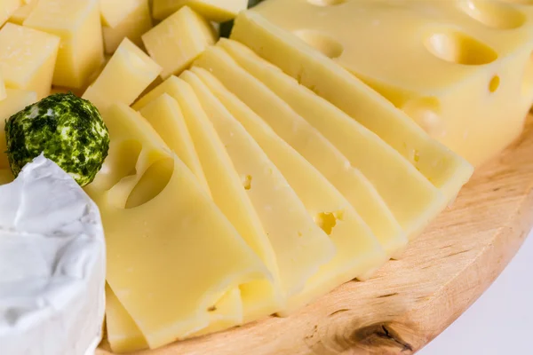 Вариант сырной тарелки на деревянном столе — стоковое фото