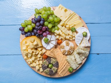 Peynir tabağı varyasyonu ahşap bir mavi masa