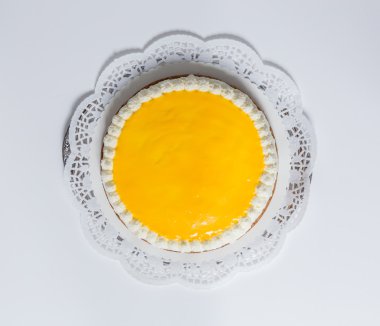 Beyaz arka plan üzerinde Advocaat kek