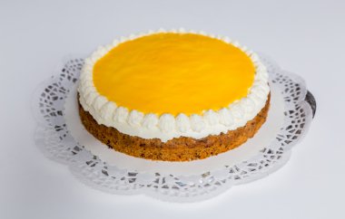 Beyaz arka plan üzerinde Advocaat kek