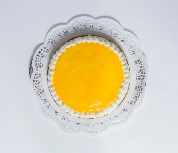 Gâteau Advocaat sur fond blanc — Photo